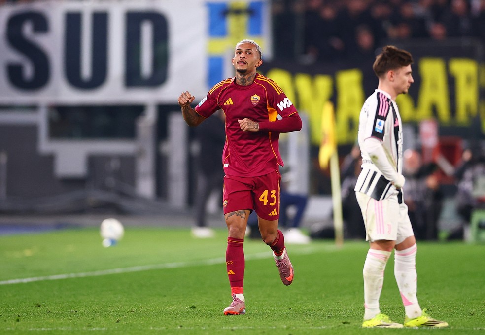 Wesley comemora gol pela Roma contra Juventus