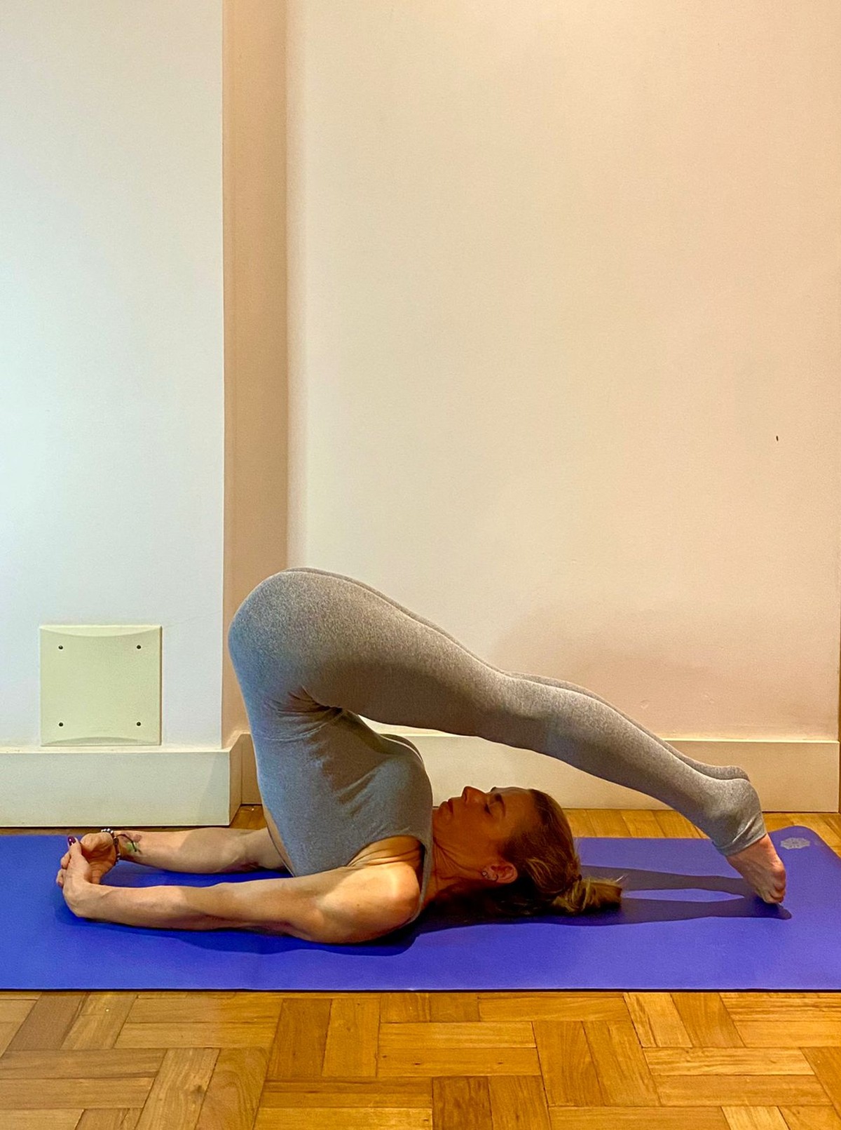 Yoga: postura invertida de ombros trabalha o sétimo chackra, treinos