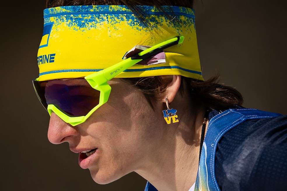Oleksandra Kononova recebeu a orientação para remover brincos que continham uma pequena bandeira ucraniana e a frase "Pare a Guerra". — Foto: Daniel Kopatsch/VOIGT/GettyImages