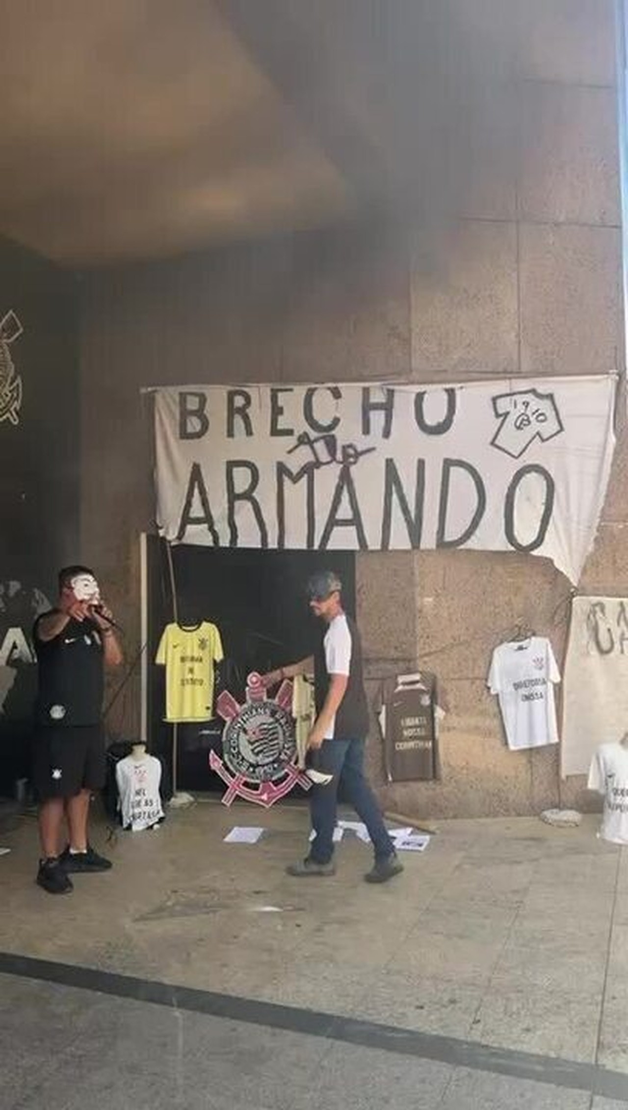 Torcedores do Corinthians reagem e protestam contra desvios de materiais no Parque São Jorge