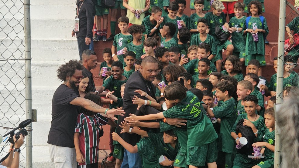 Marcelo é tietado pelos jovens da base do Fluminense em Xerém — Foto: Marcello Neves