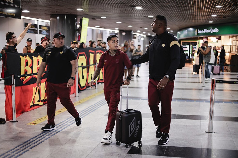 Matheusinho, atacante do Sport, sendo recebido por torcedores após primeira vitória no Brasileiro — Foto: Paulo Paiva/SCR