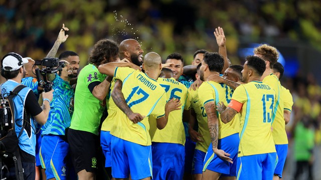 Jogadores do Brasil comemoram gol no amistoso contra o Panamá