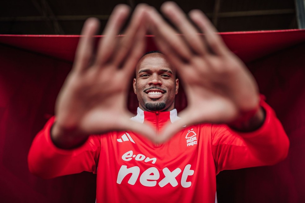 Carlos Miguel é apresentado no Nottingham Forest — Foto: Divulgação / Nottingham Forest