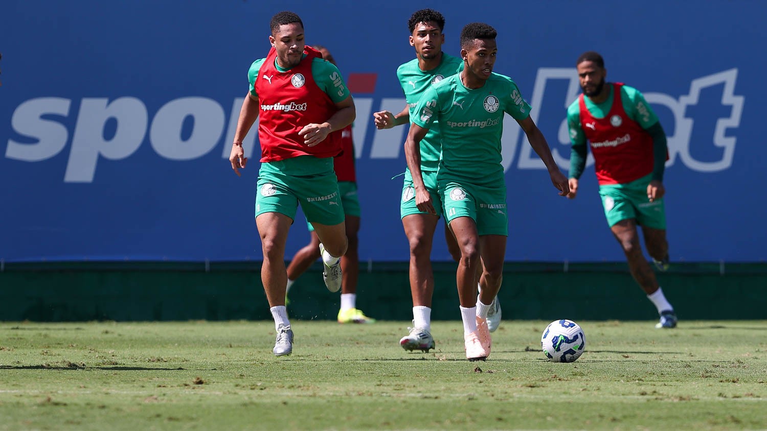 Marcos Rocha desfalca Palmeiras novamente por conta de edema detectado.