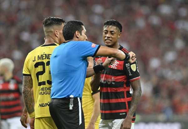 Conmebol divulga análise do VAR em lances de mão na área em Flamengo x Peñarol