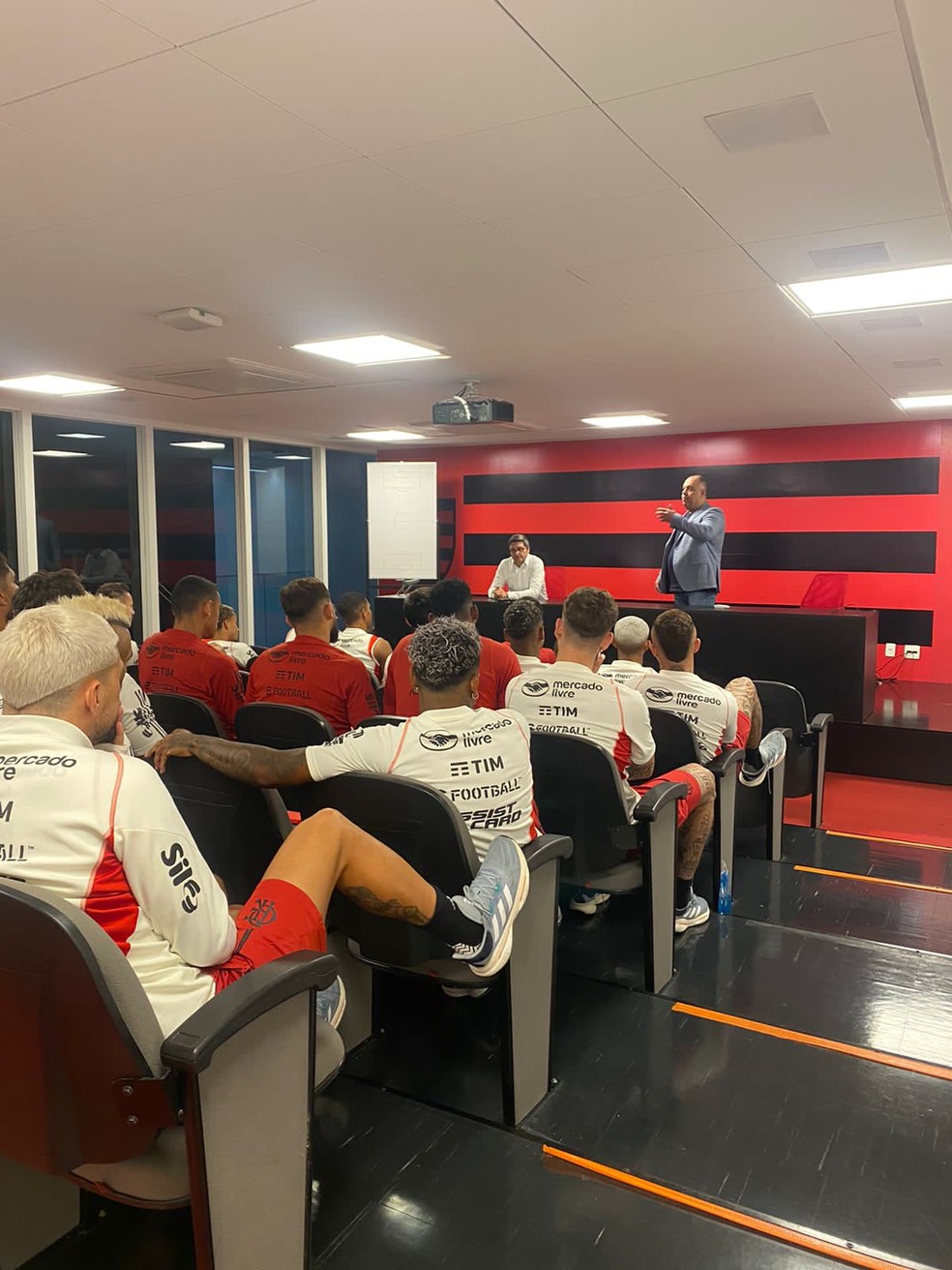 Ao lado de Marcos Braz, Carlos Portinho foi ao CT do Flamengo nesta segunda-feira &mdash; Foto: Divulga&ccedil;&atilde;o/Flamengo