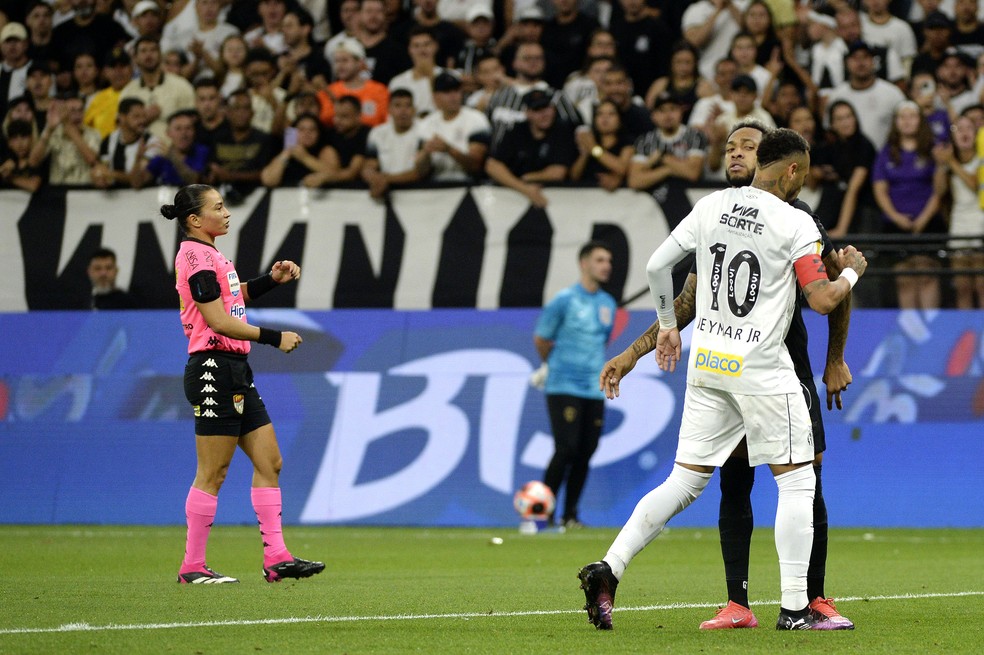 Corinthians x Santos, Neymar se estranha com Martínez — Foto: Marcos Ribolli