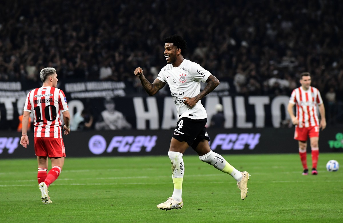 Gol feito contra o Estudiantes coloca Gil no top-5 de zagueiros-artilheiros do Corinthians