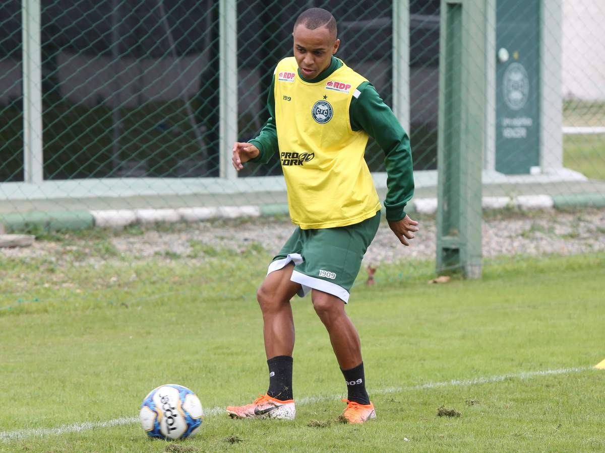 Ofensivo, Sávio promete evolução na marcação para se firmar como ...