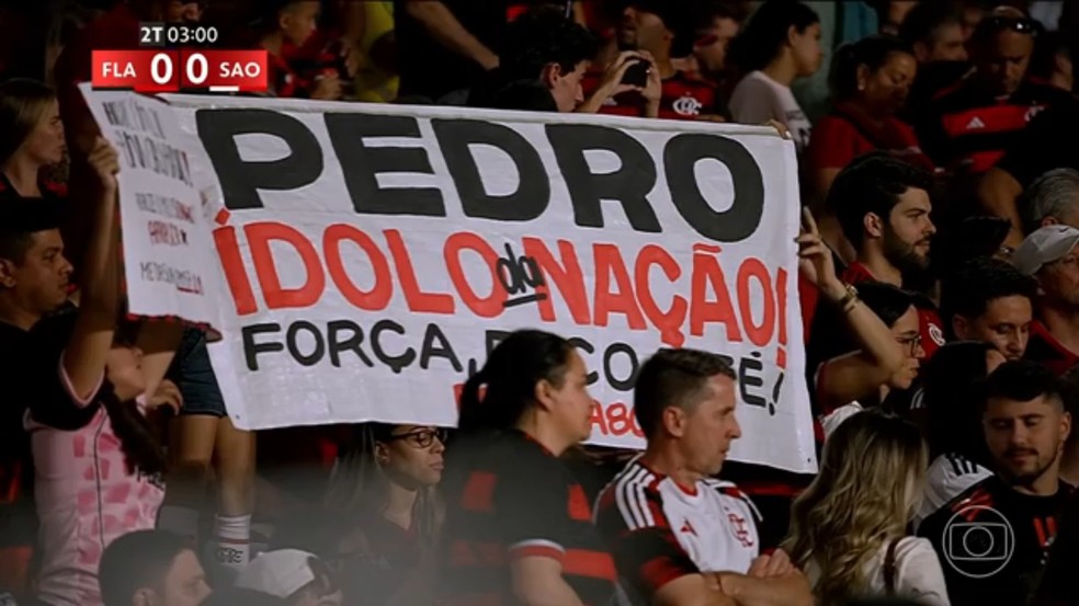 Cartaz de apoio a Pedro na torcida do Flamengo no Maracan  Foto: Reproduo / TV Globo