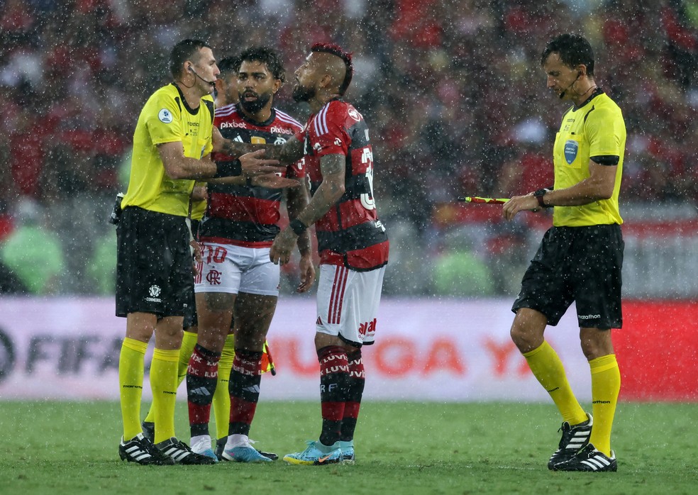 Árbitro Andres Matonte comanda o jogo