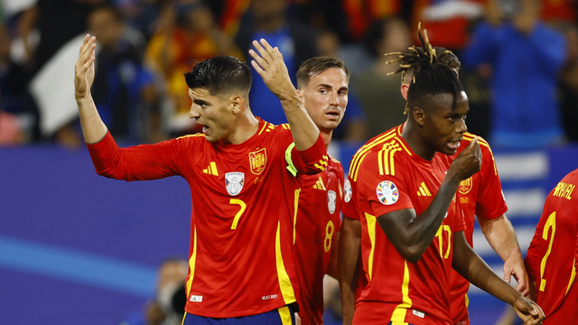 Jogadores da Espanha comemoram gol contra da Itália