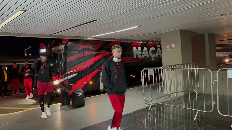 Arrascaeta e Bruno Henrique no embarque do Flamengo — Foto: Gabriel Andrade