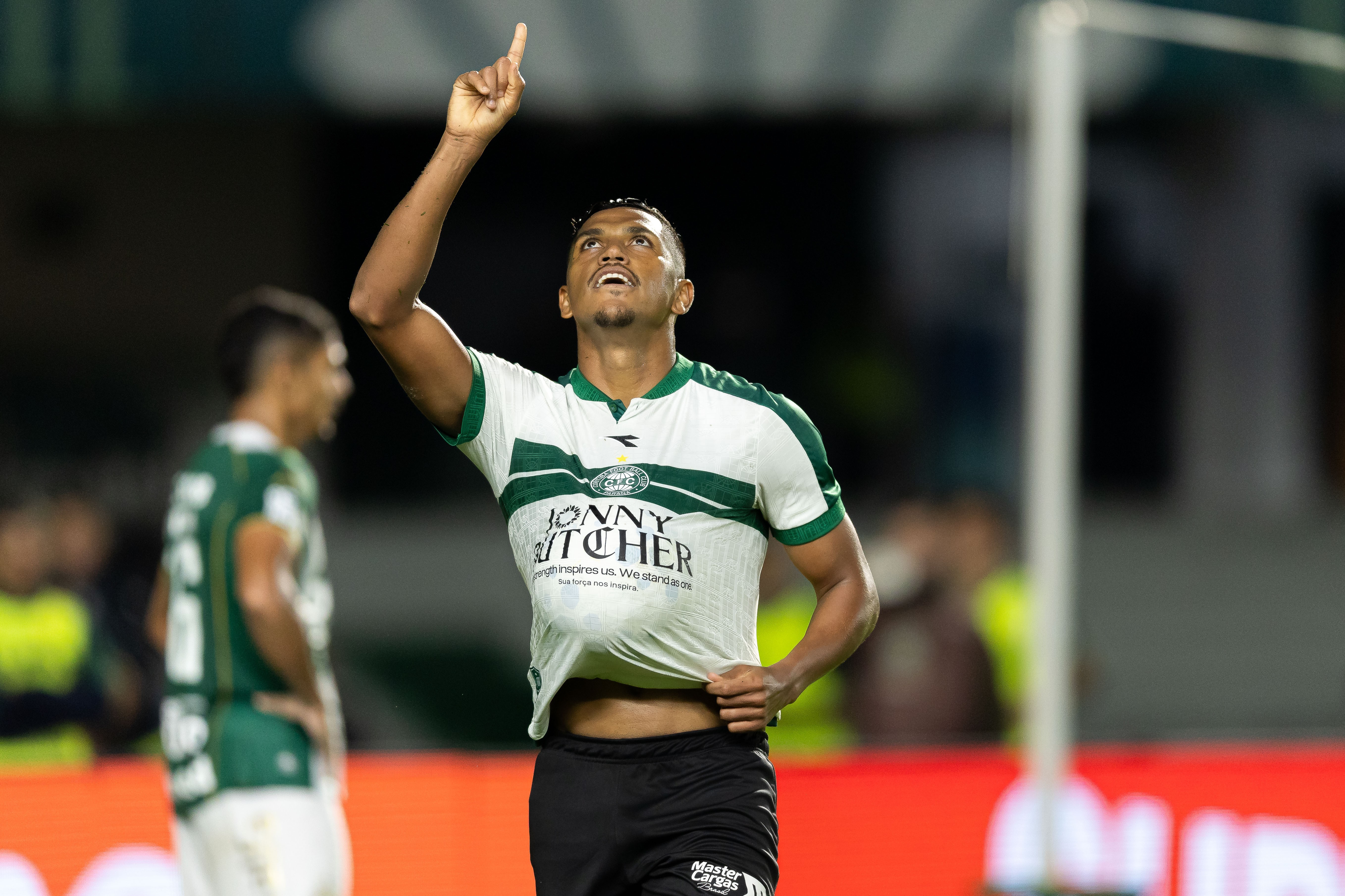 Vaiado pela torcida, aplaudido pelo elenco: Pedro Rocha vive contraste no Coritiba e tem apoio de Seabra