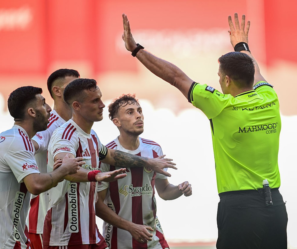 Futebol na Turquia é abalado por escândalo envolvendo centenas de árbitros e apostas esportivas