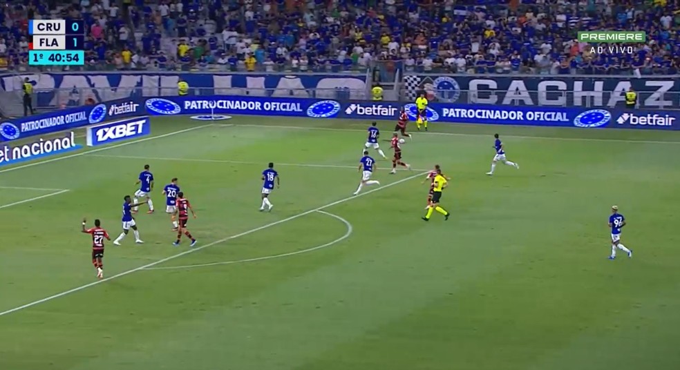 Gérson recebe aberto e Wesley infiltra no lance do pênalti — Foto: Reprodução Sportv