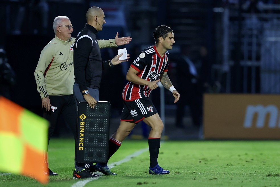 Alexandre Pato voltou aos gramados após nove meses — Foto: Marcello Zambrana/AGIF