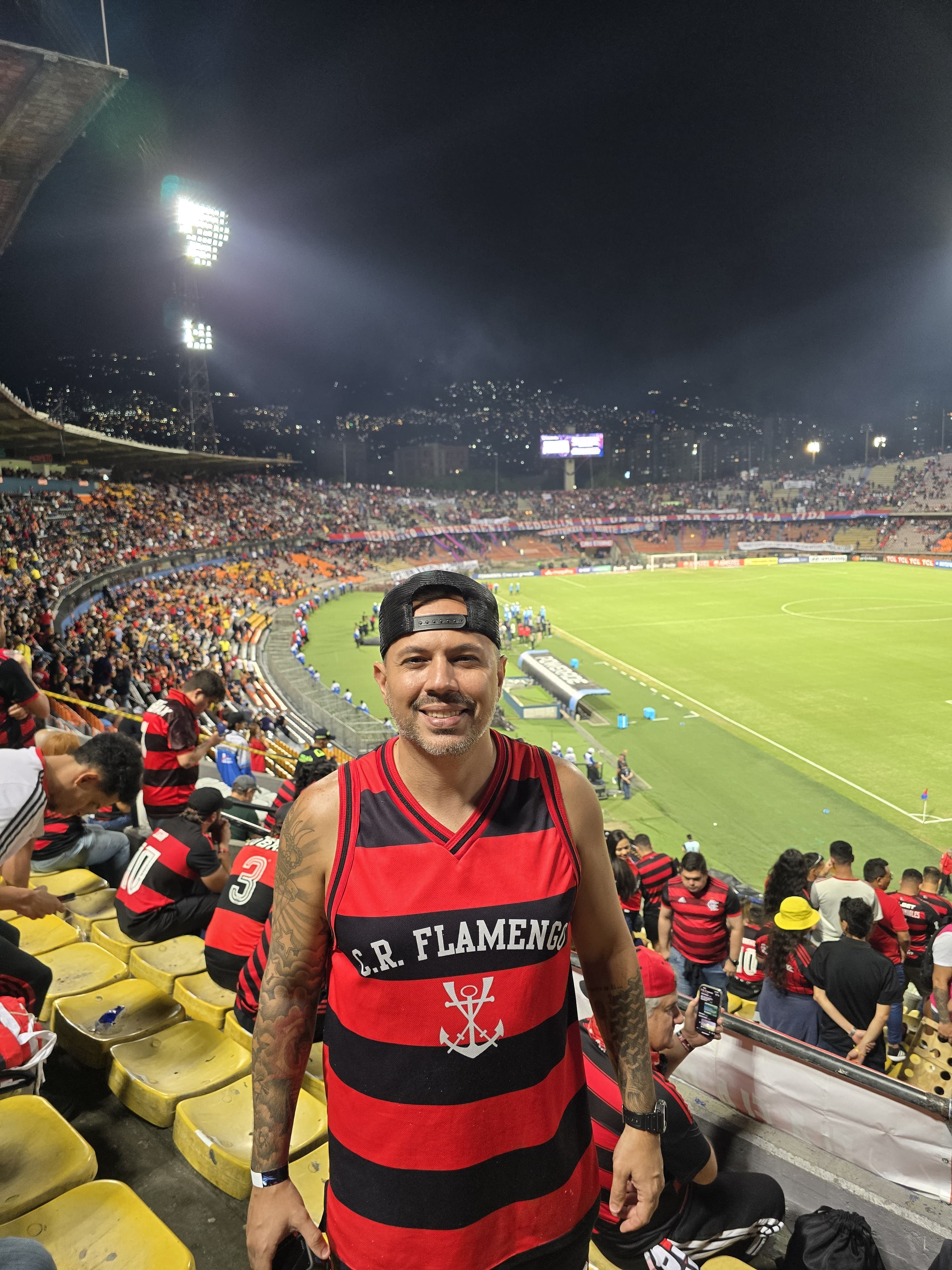 Clima de Confraternização: Torcidas de Flamengo e Medellín Trocam Camisas em Ato de Amizade