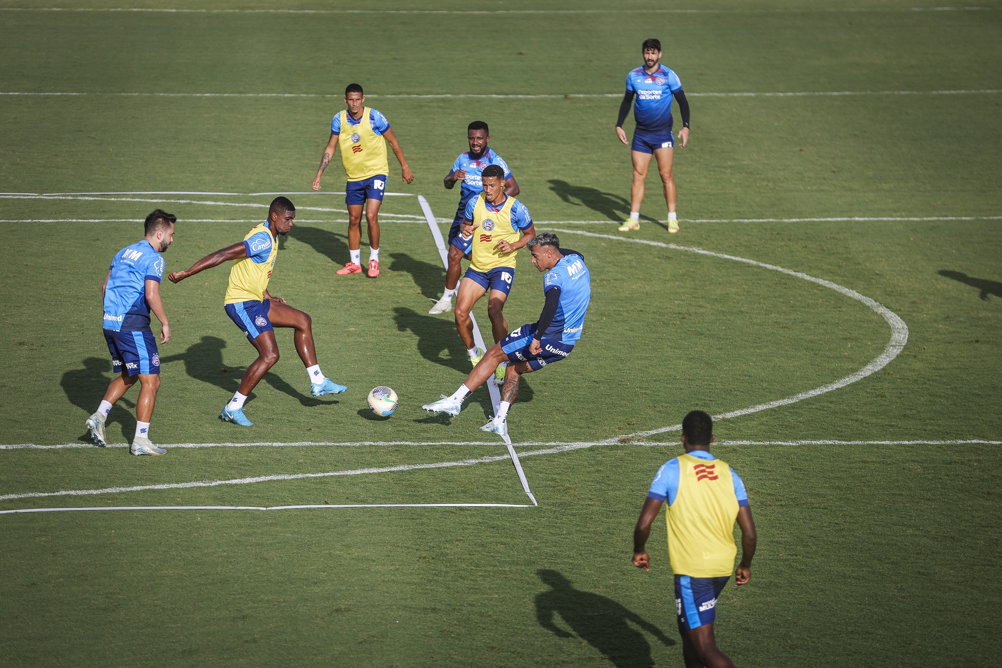 Rogério Ceni faz ajustes de posicionamento em tarde de treino tático do Bahia