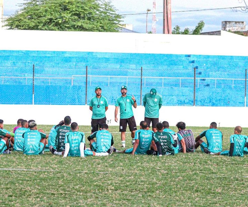 Rodrigo Fonseca conversando com os atletas no gramado do Jos� Cavancanti � Foto: �der Souza / Nacional de Patos