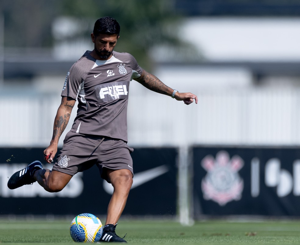 Emiliano Díaz, filho e auxiliar de Ramón Díaz, em treino do Corinthians