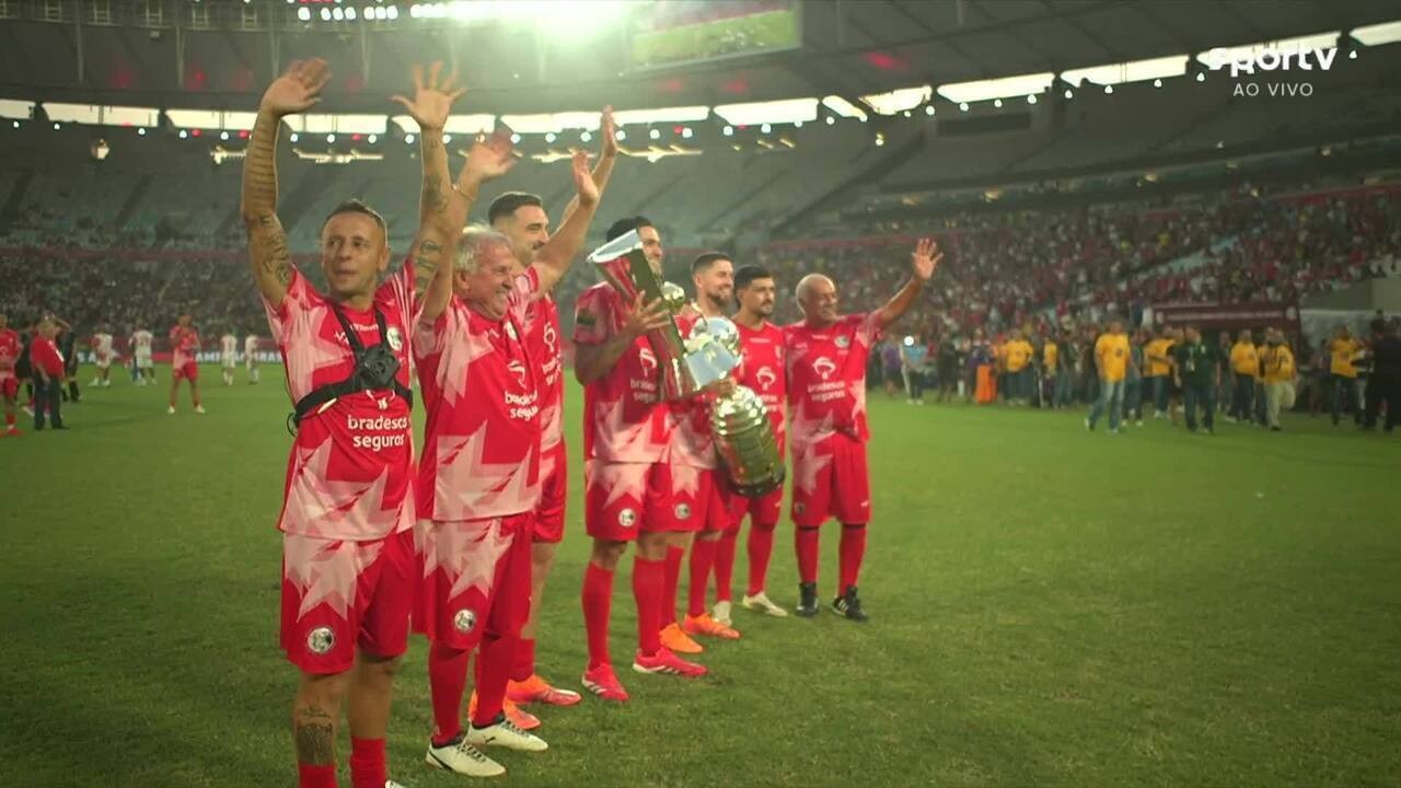 Ídolos do Flamengo, como Zico e Arrascaeta, desfilam com taças em festa histórica na Gávea