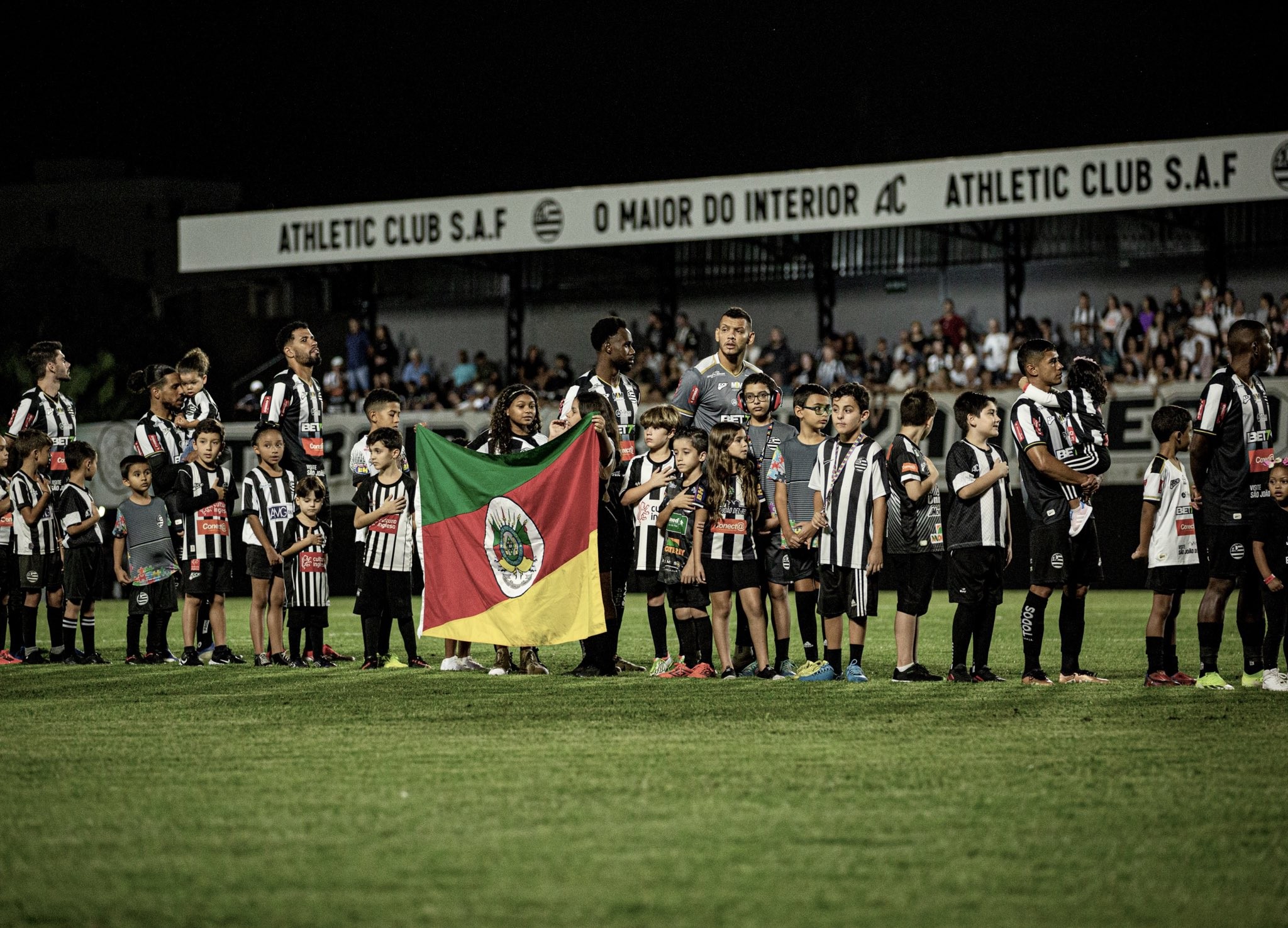 Athletic, adversário do Grêmio, doa renda de jogo para vítimas de enchentes.