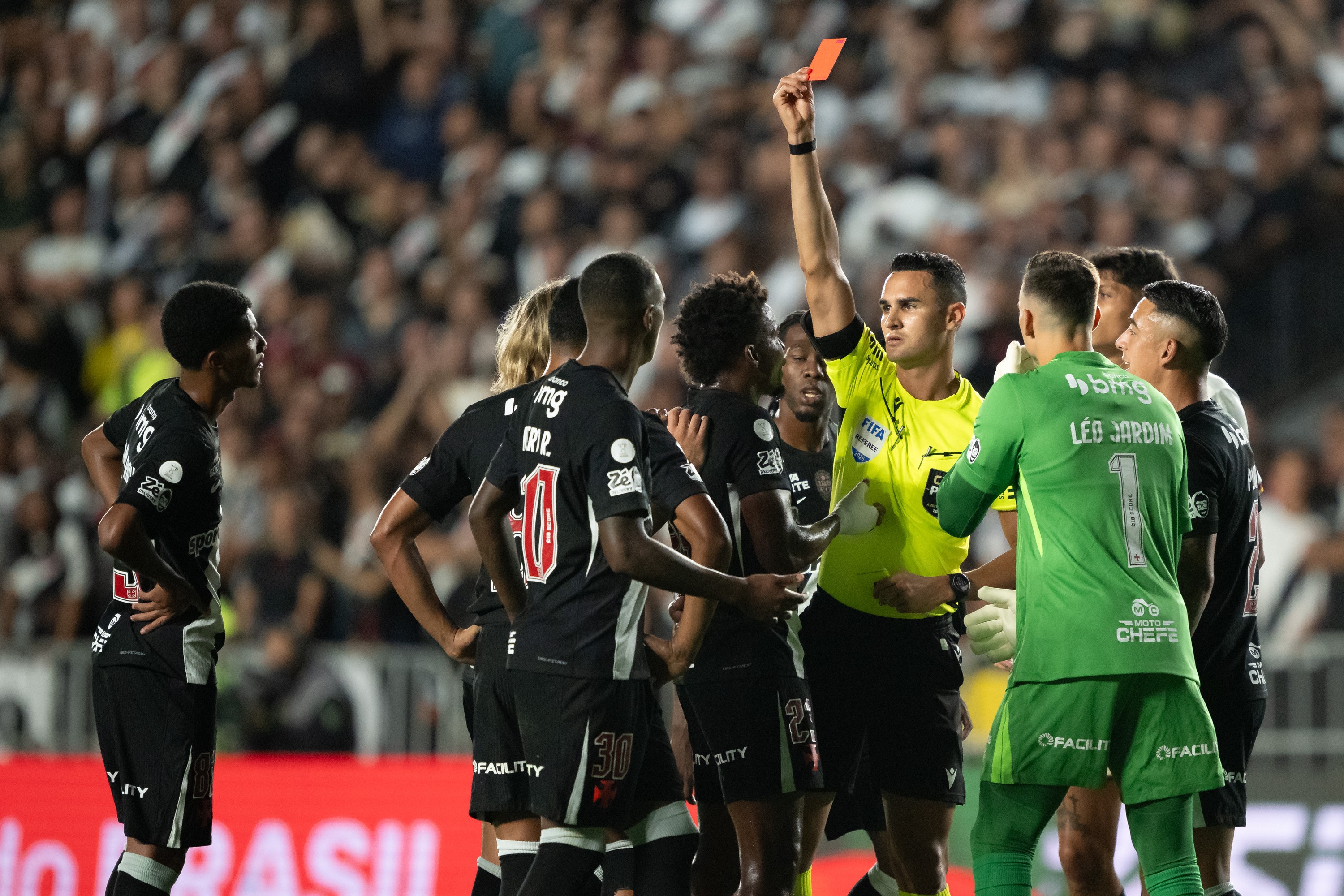 Barros, do Vasco, é expulso com 17 minutos de jogo contra o Vitória