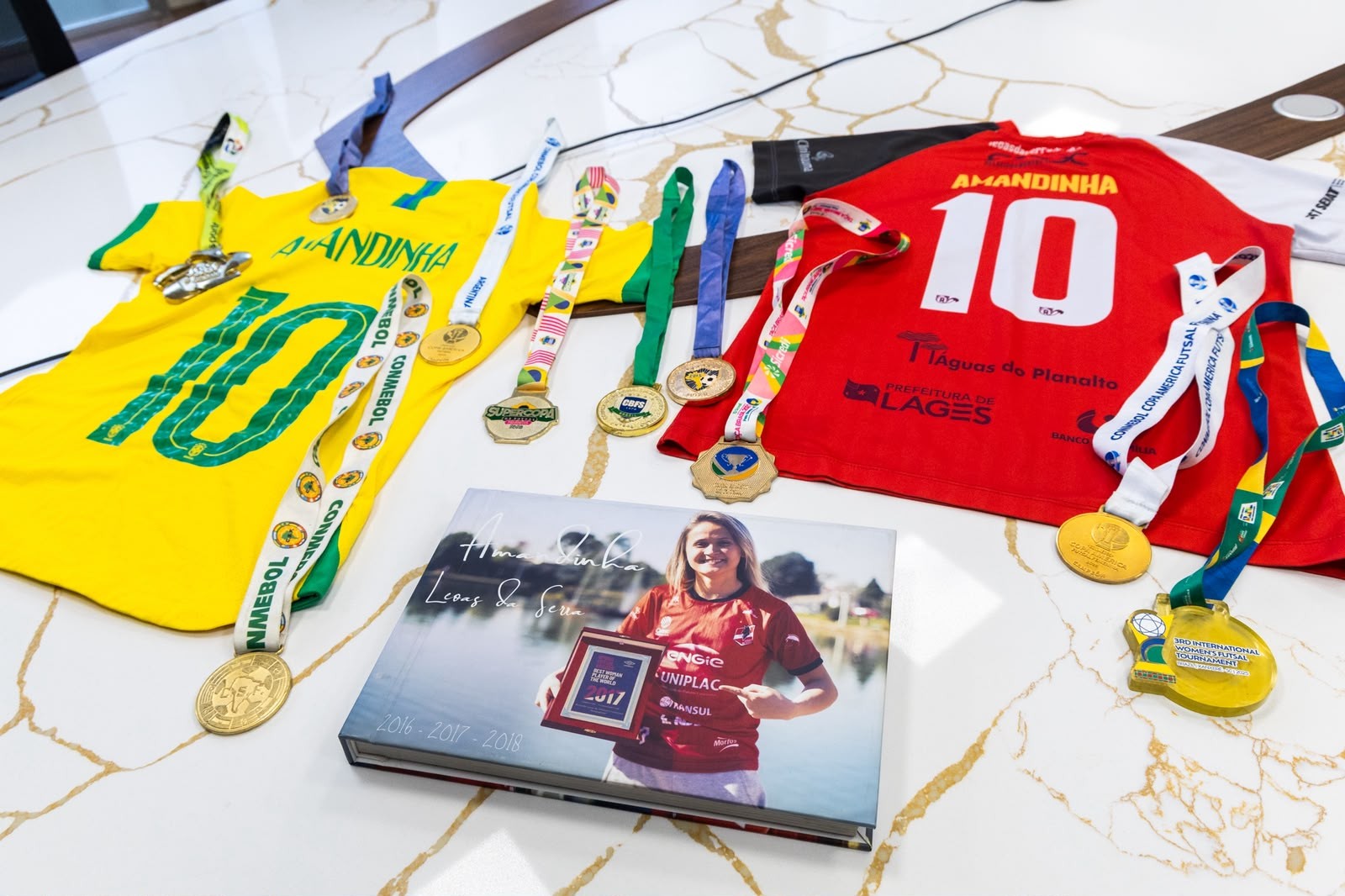 Oito vezes melhor do mundo de futsal, Amandinha é homenageada pela Alesc