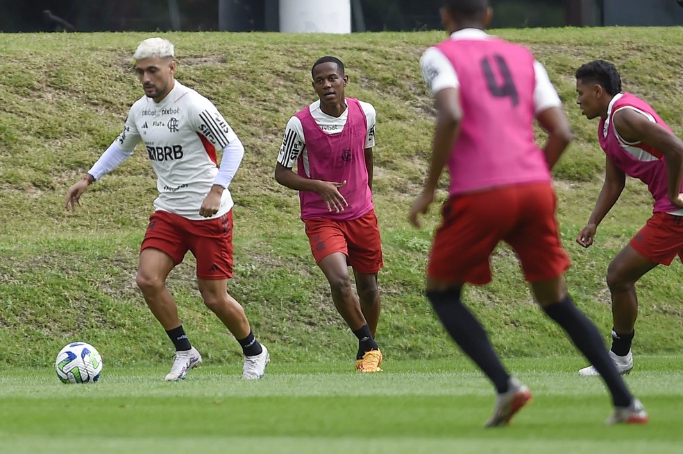 Arrascaeta domina a bola em treino &mdash; Foto: Marcelo Cortes/Flamengo