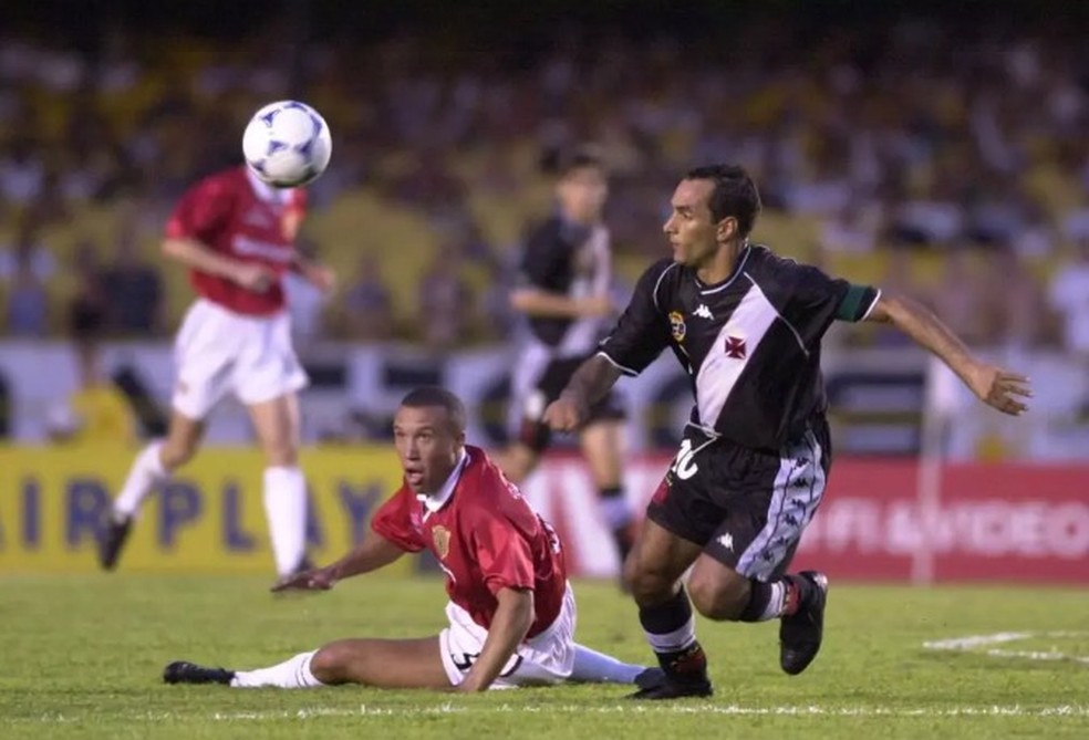 Edmundo, ídolo do Vasco, em ação contra o Manchester United — Foto: Reprodução/Fifa