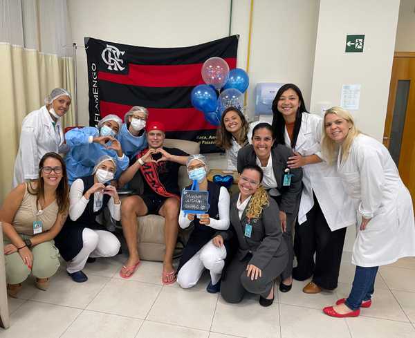 Goleiro do Flamengo Sub-17 que descobriu câncer ganha festa na última sessão de quimioterapia