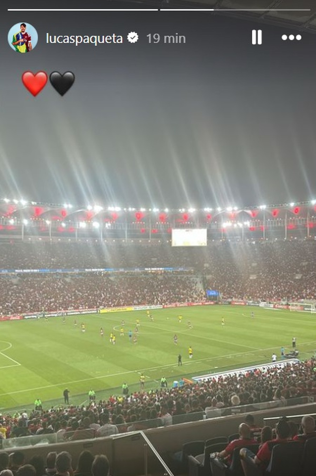 Paquetá apoia Flamengo no Maracanã durante Libertadores após ser denunciado na Inglaterra.