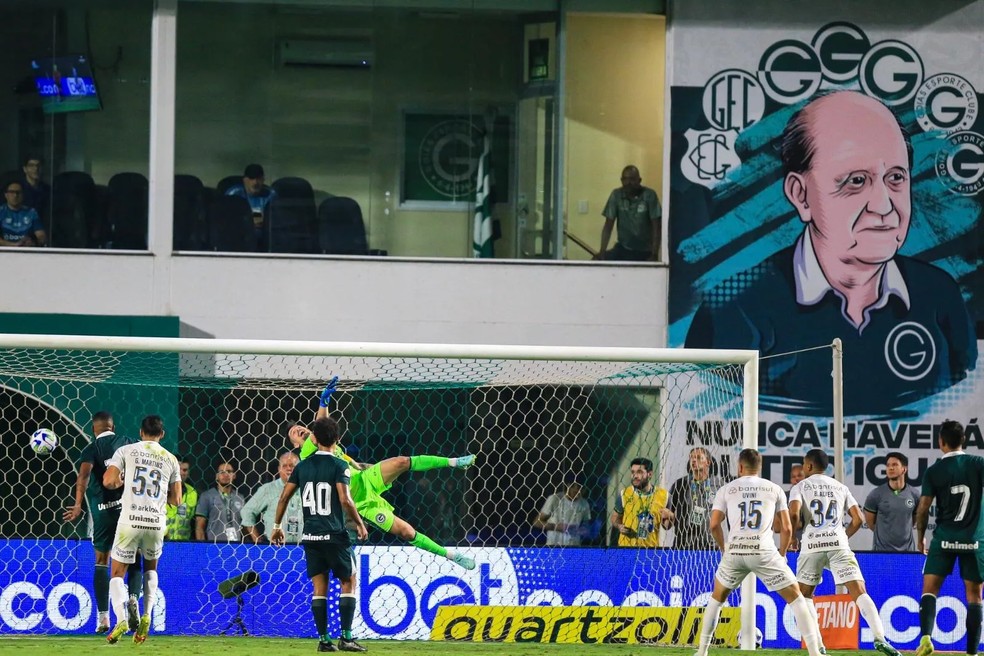 Goiás cedeu empate no fim do jogo contra o Grêmio  — Foto: Wesley Costa / O Popular 