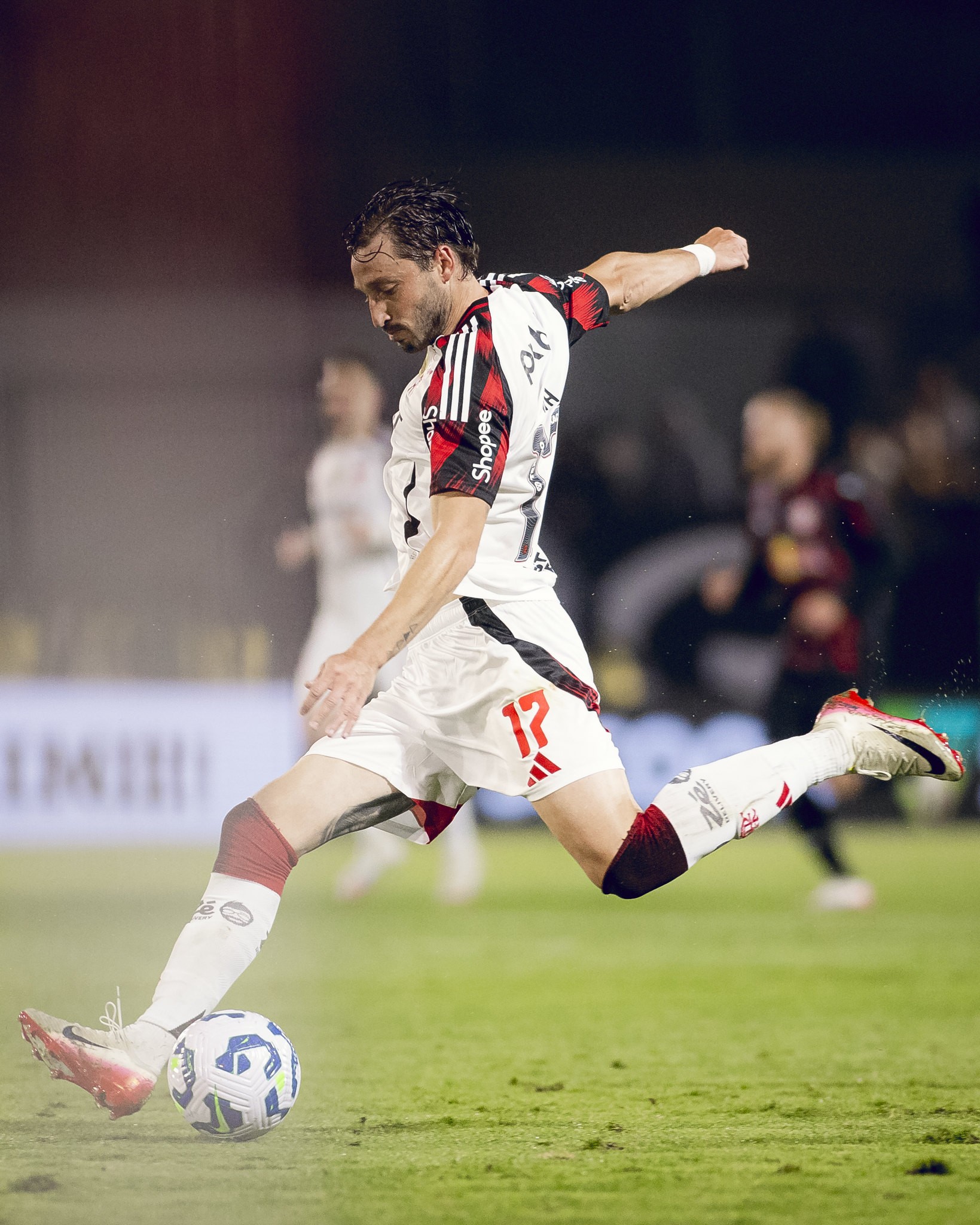 Destaques e notas de Viña e Rossi na vitória do Flamengo sobre o Bragantino