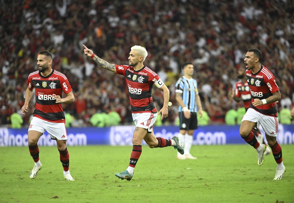 Arrascaeta decide, Flamengo bate Grêmio de novo e encara SPFC na final