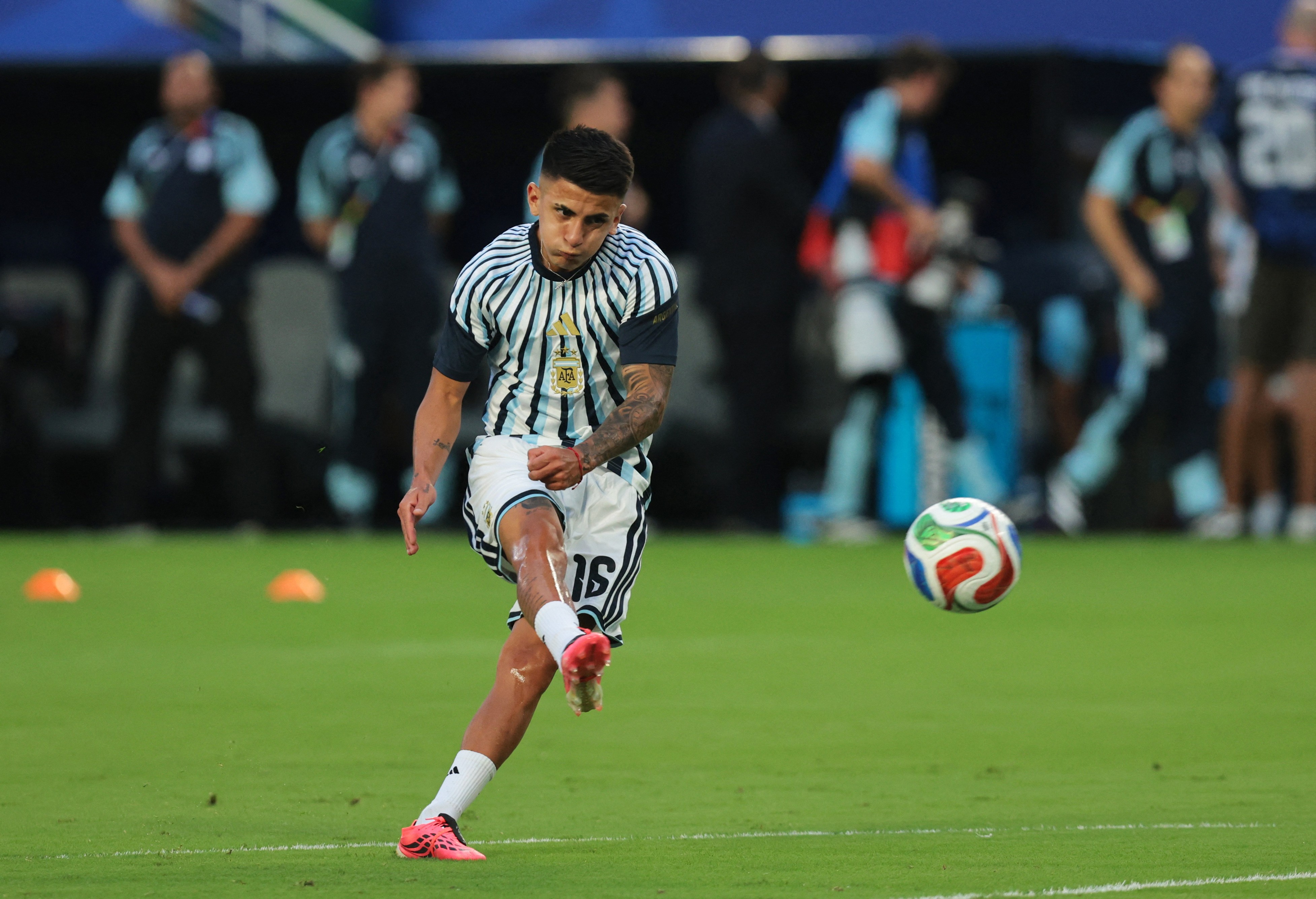 Flamengo se destaca na negociação por Thiago Almada