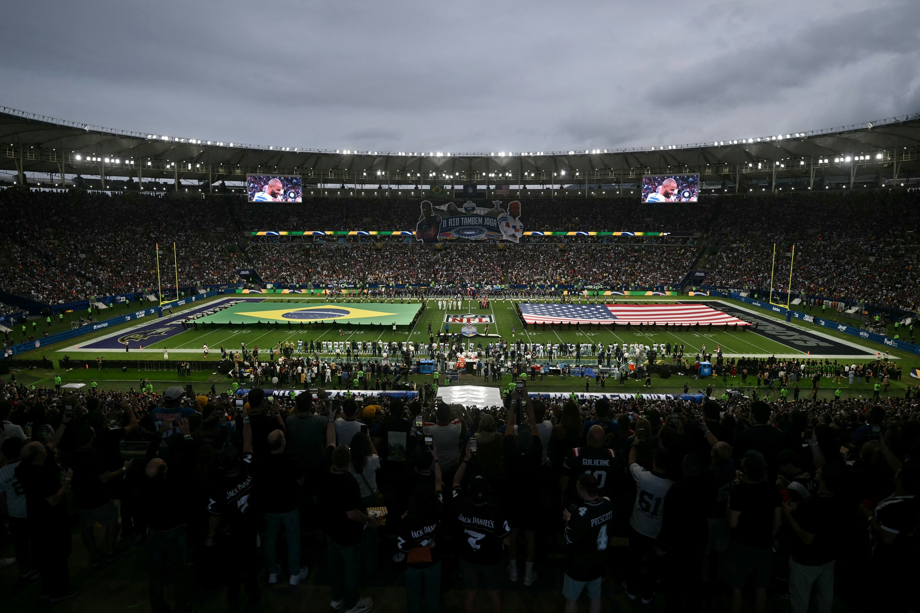 Pedro Sampaio e Ricky Martin levantam o Maracanã no intervalo do 1º jogo da NFL no Rio
