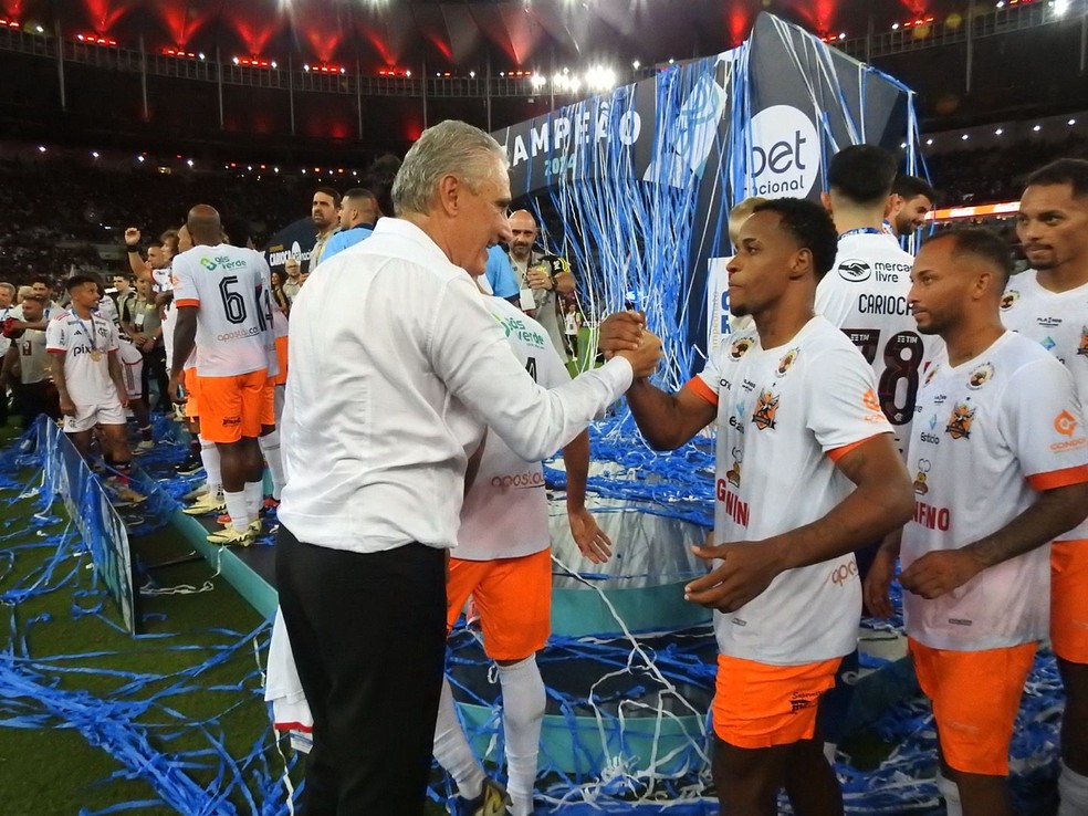 Tite cumprimenta jogadores do Nova Iguaçu após final — Foto: Fred Gomes