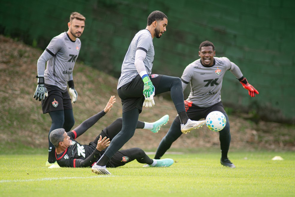 Gabriel, Lucas Arcanjo e Yuri Sena em treino do Vitória