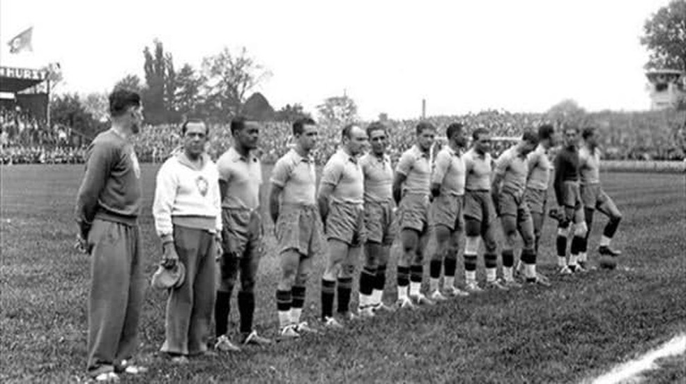 Seleção brasileira em campo contra a Polônia na Copa de 1938 — Foto: Fifa/Divulgação