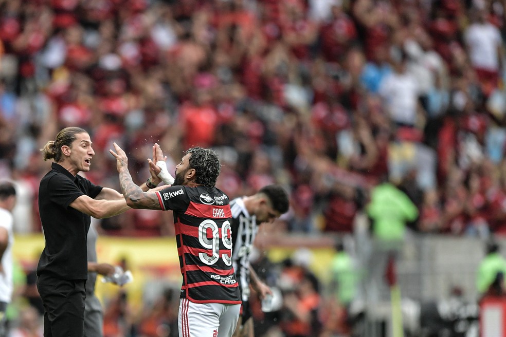 Gabigol e Filipe Luís após o segundo gol do Flamengo — Foto: Thiago Ribeiro/AGIF