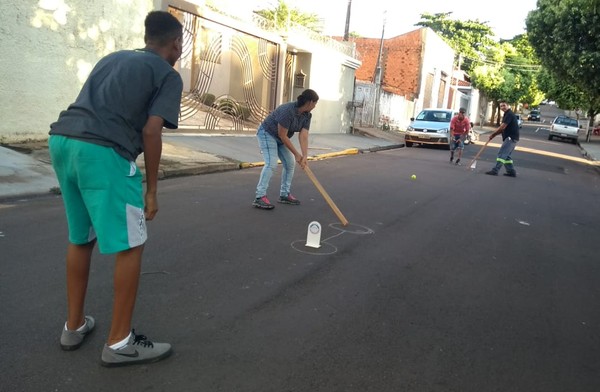 Tem jogo que lembre mais como é ser criança do que Bets na rua? -  Comportamento - Campo Grande News