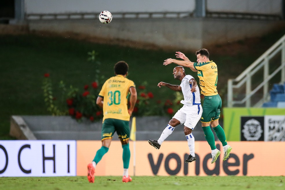 Nathan disputa bola com Vágner Love — Foto: AssCom Dourado