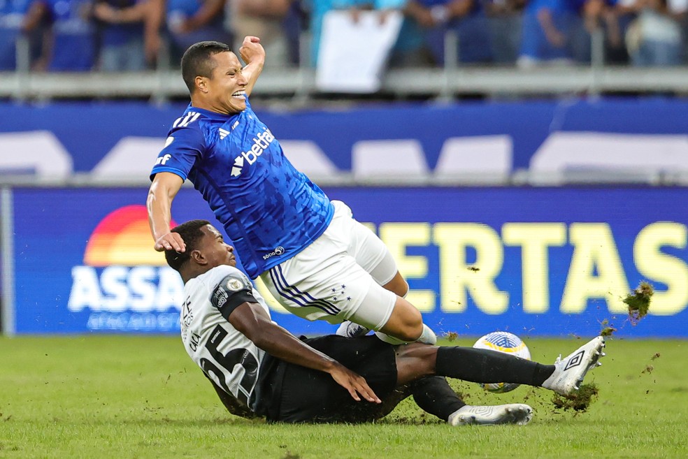 Marlon sofreu lesão em dividida com Cacá durante Cruzeiro x Corinthians — Foto: Gilson Lobo/AGIF