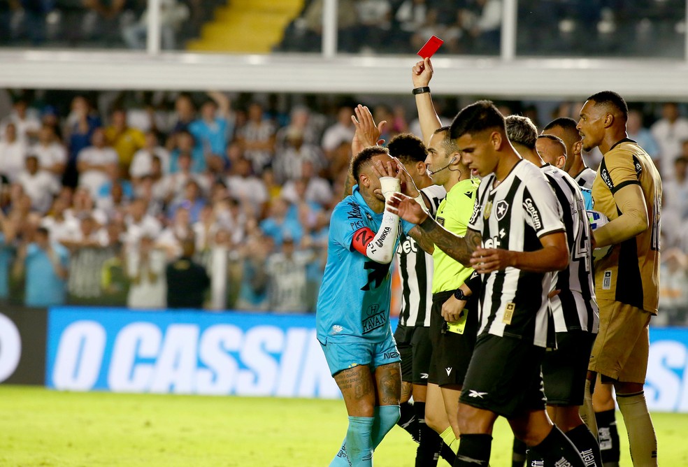 Neymar é expulso em Santos x Botafogo, pela 11ª rodada do Brasileirão — Foto: Mauricio De Souza/AGIF