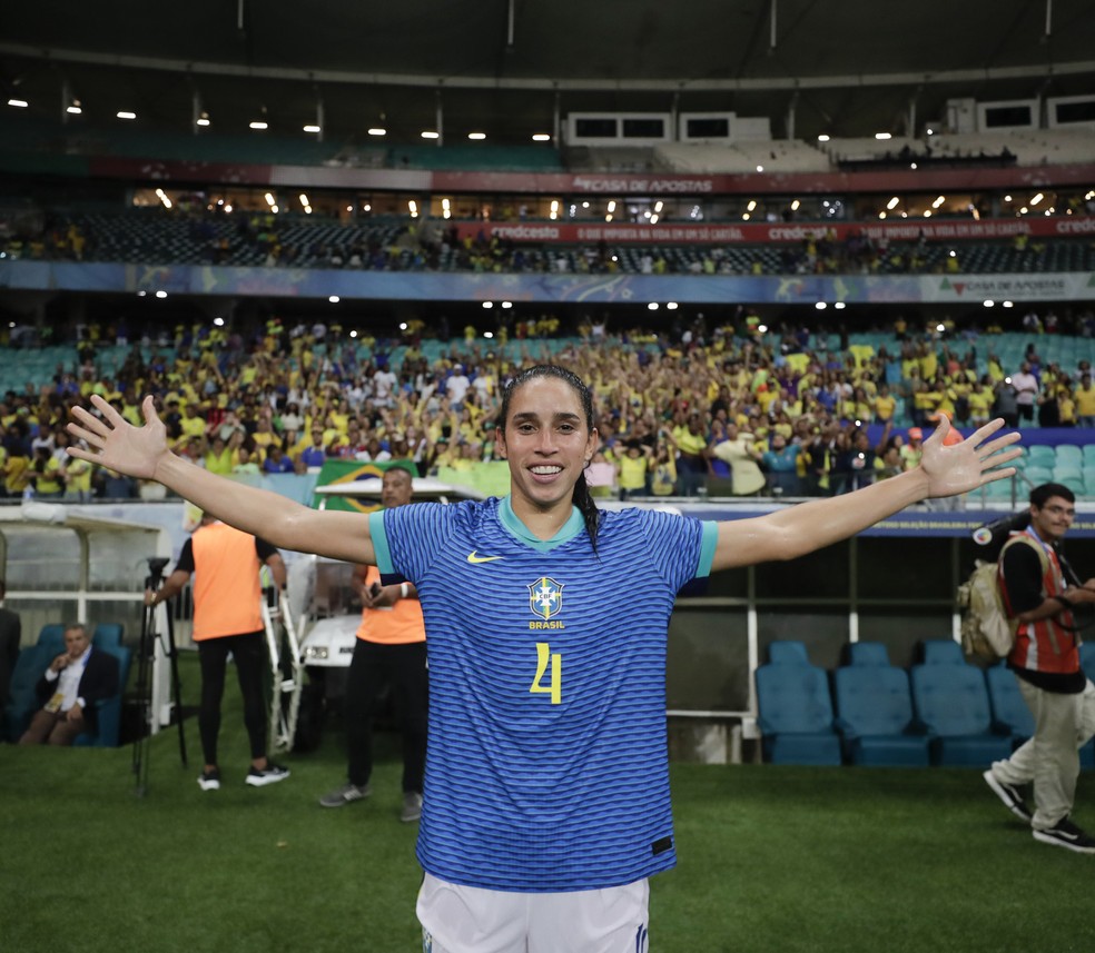 Rafaelle na Arena Fonte Nova, em Brasil x Jamaica — Foto: Lívia Villas Boas / CBF