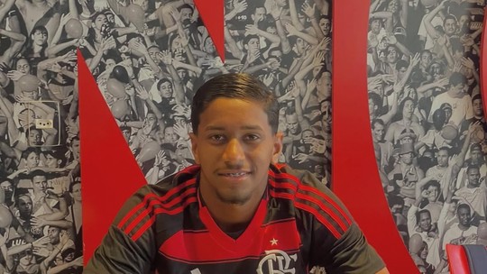 Flamengo assina contrato de joia com multa de R$ 300 milhões e rescinde com jovem do sub-20
