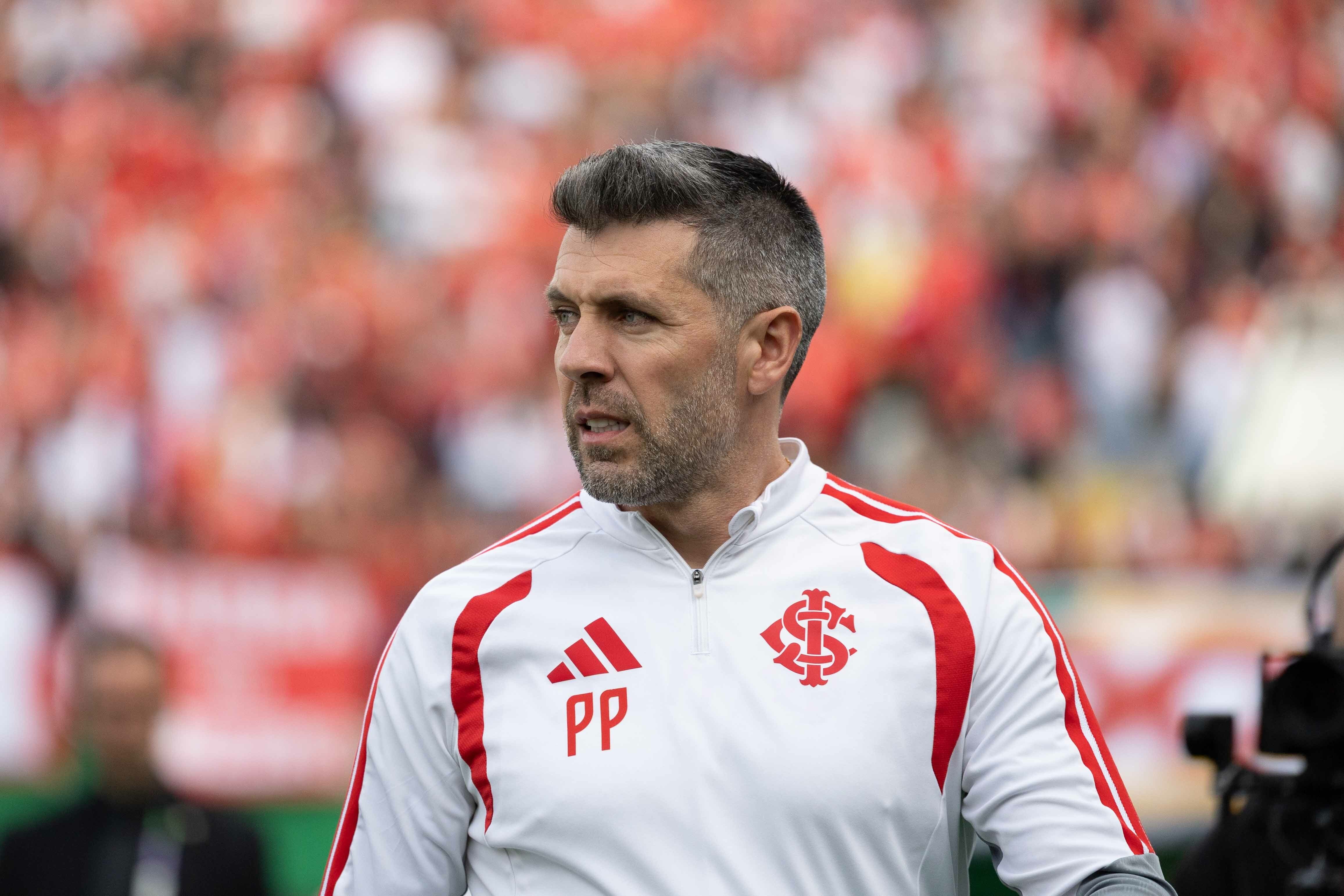 Pezzolano minimiza pressão no Inter: "Não pode esperar me demitir para procurar treinador"